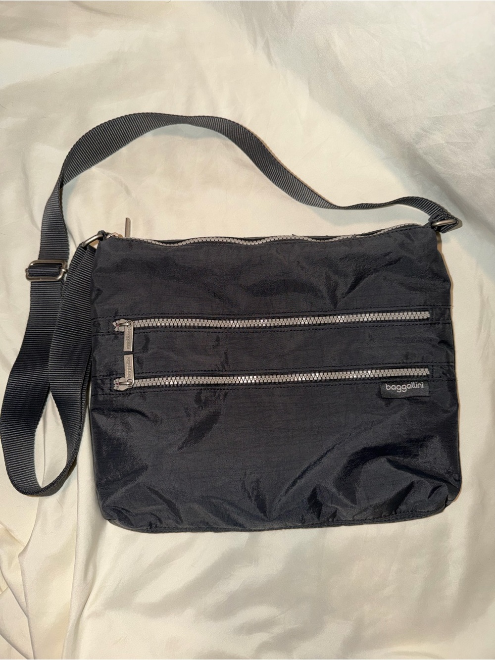 Baggallini‎ Black Crossbody Messenger Nylon Bag with Silver Zippers